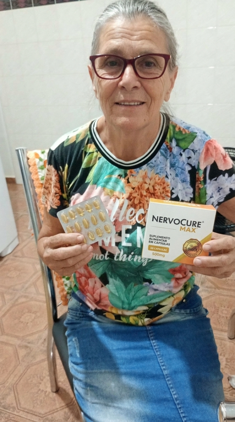 Idosa_segurando_caixa_e_cartela_202605010301