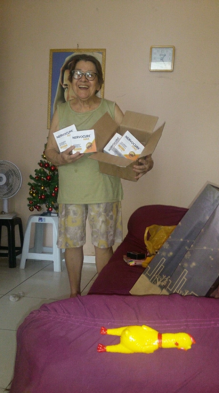 Idosa_segurando_caixas_de_produto_202605050149