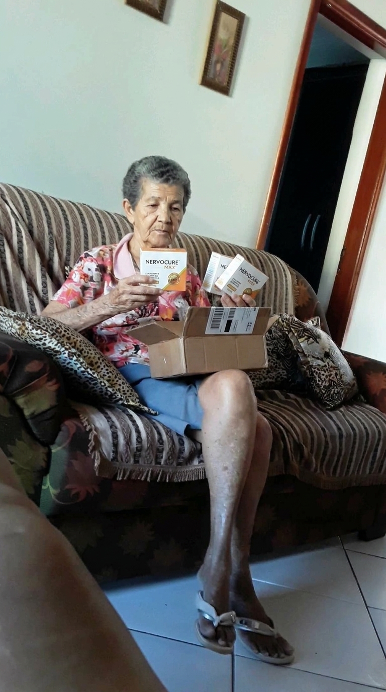 Idosa_segurando_caixas_de_produto_202605050152