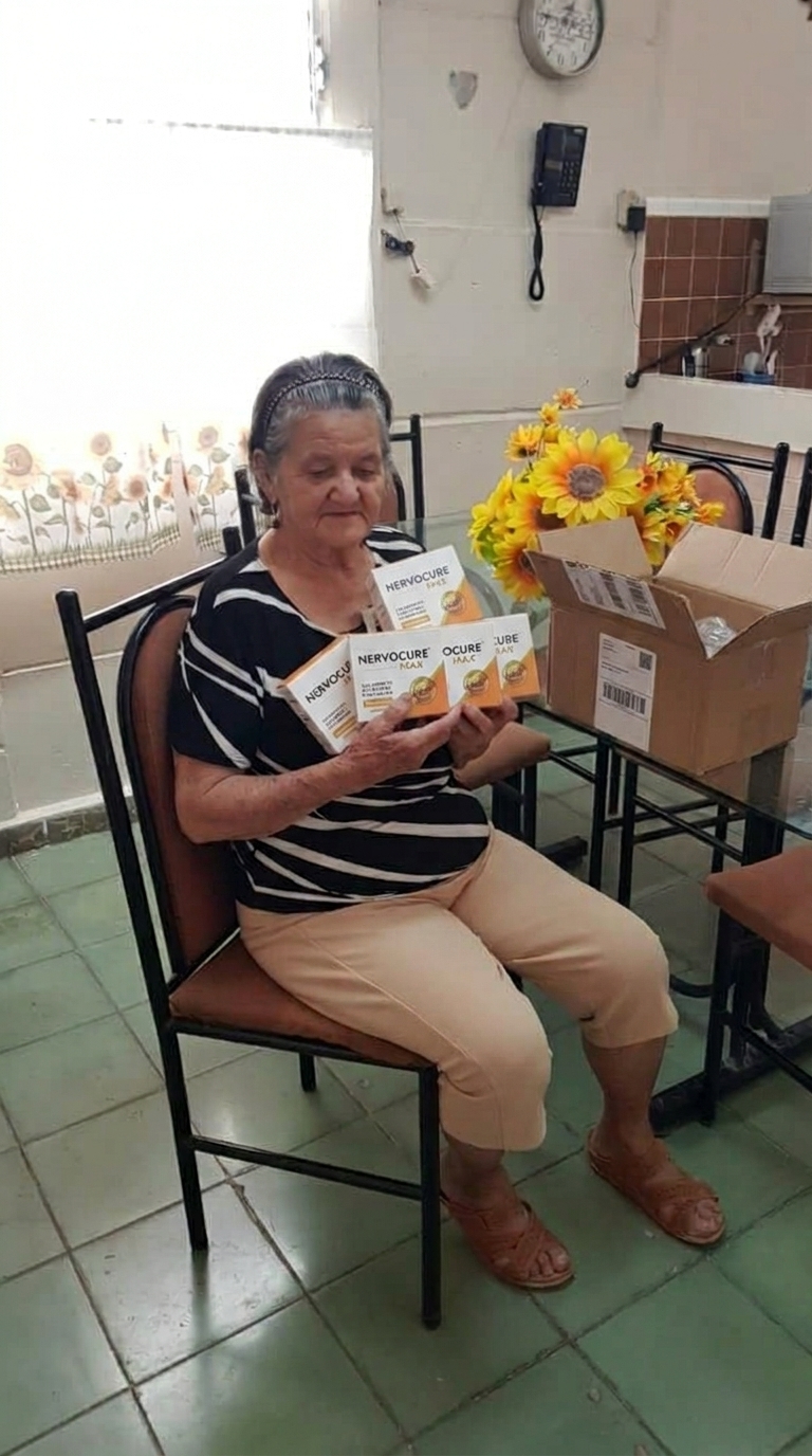 Idosa_segurando_caixas_do_produto_202605050152