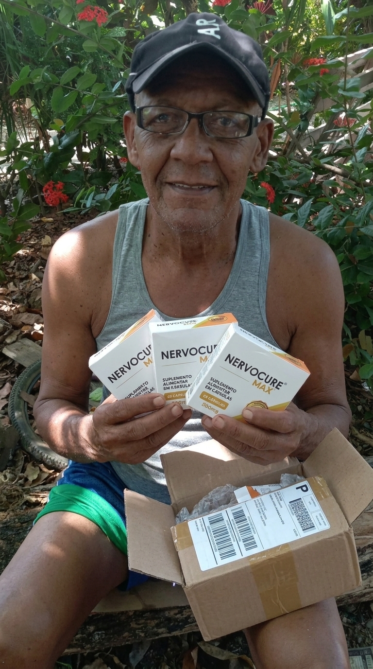 Idoso_segurando_caixas_produto_202605011614