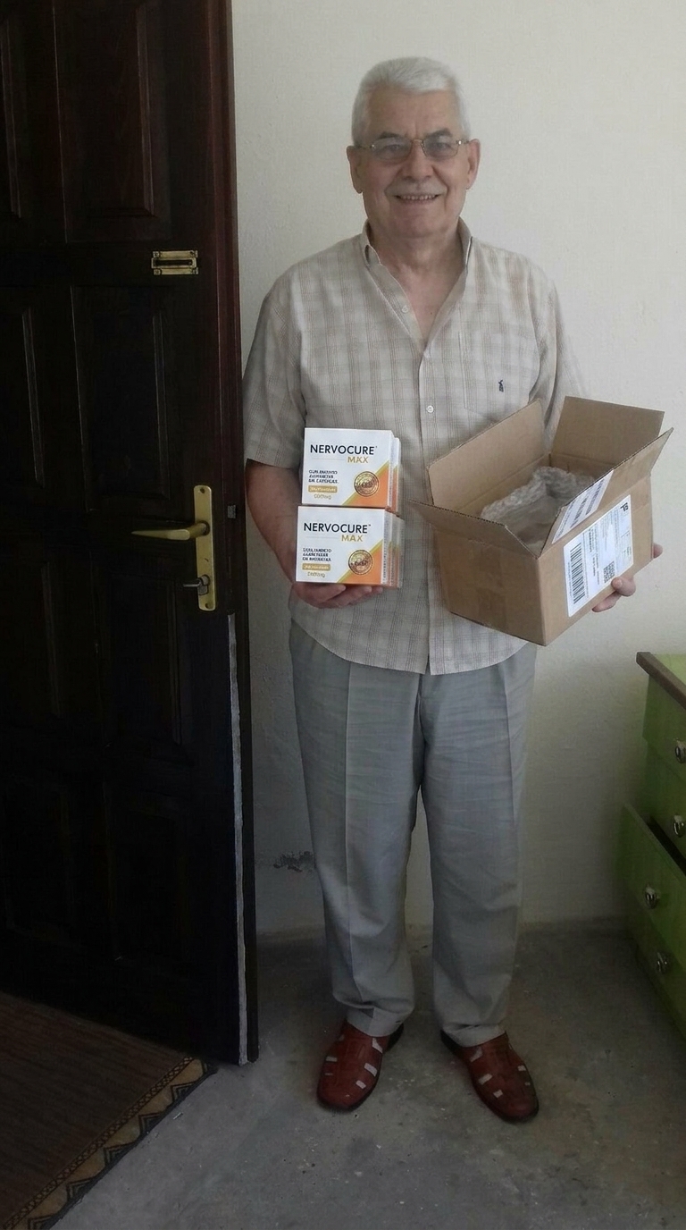 Idoso_segurando_caixas_produto_202605050137