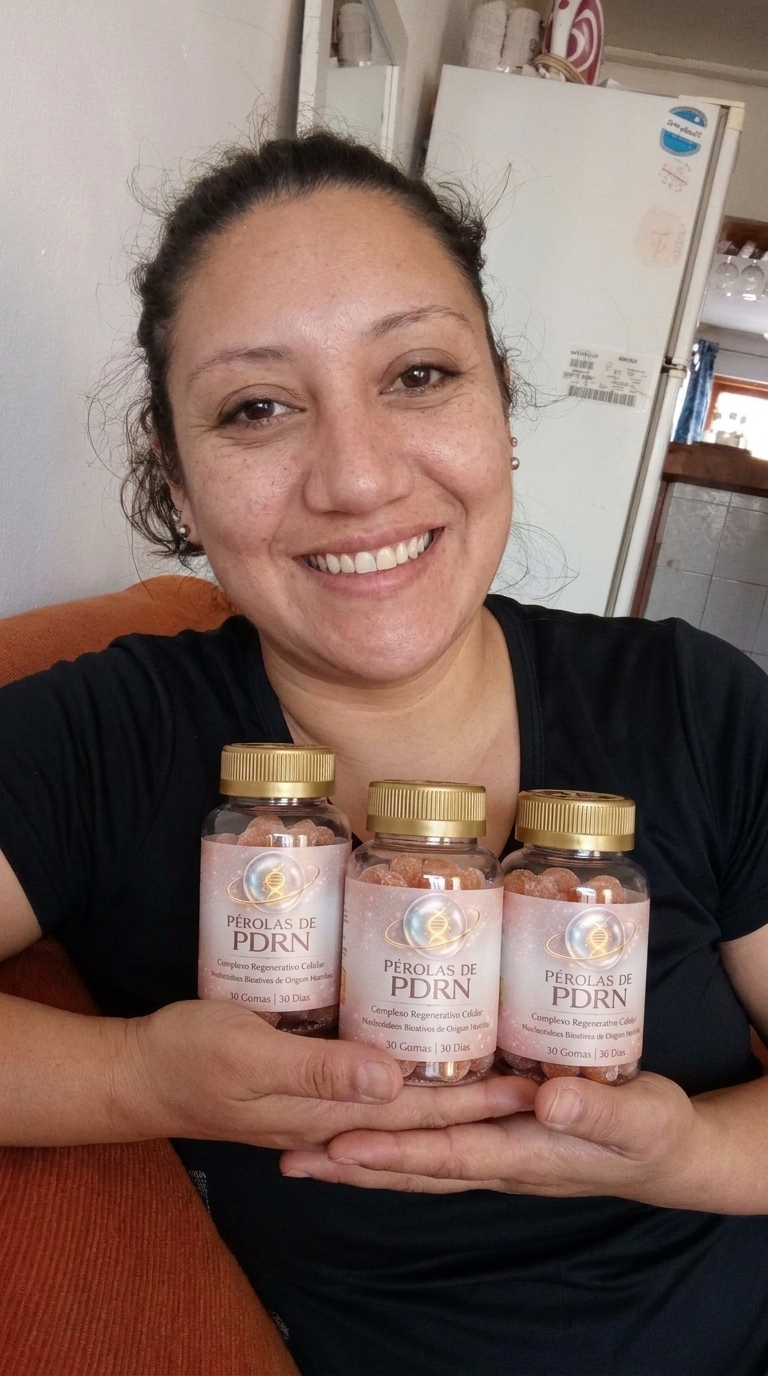 Mulher_segurando_potes_de_produto_202605072350